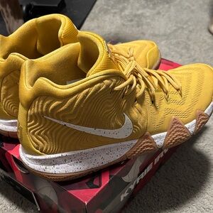 Nike Kyrie 4 CTC like new!